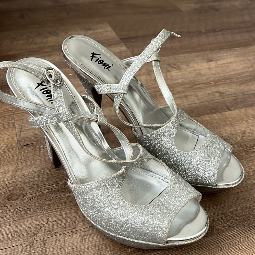 Silver glitter fioni size 8 open toe strap back shoes